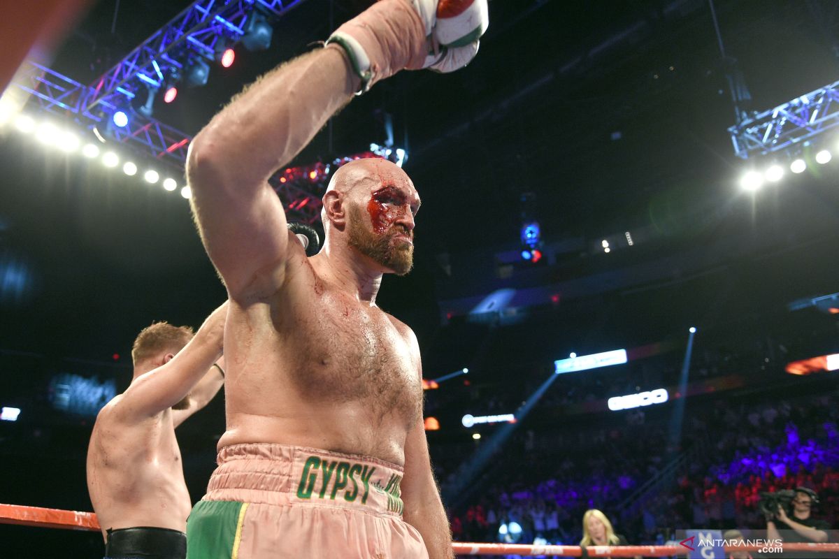 Dapatkan 40 jahitan, Tyson Fury siap 'perang' lawan Wilder