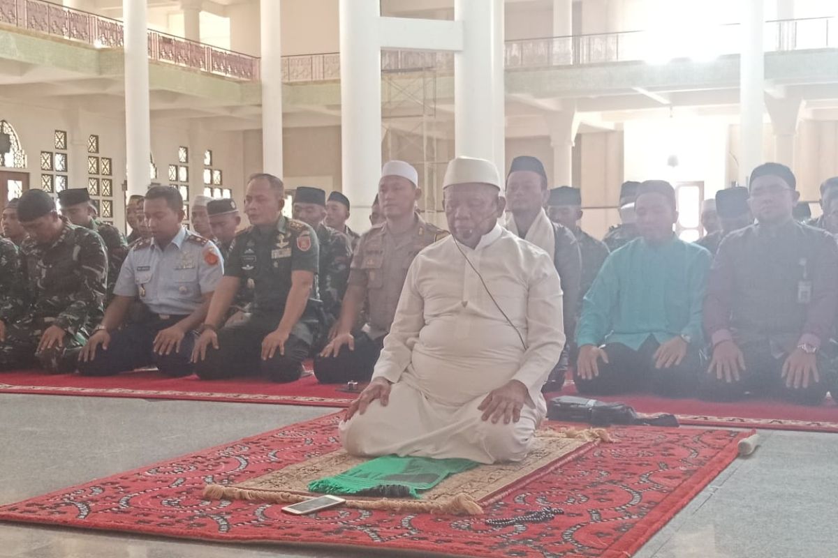 Personel TNI dan Polri di Tarakan menunaikan shalat minta hujan