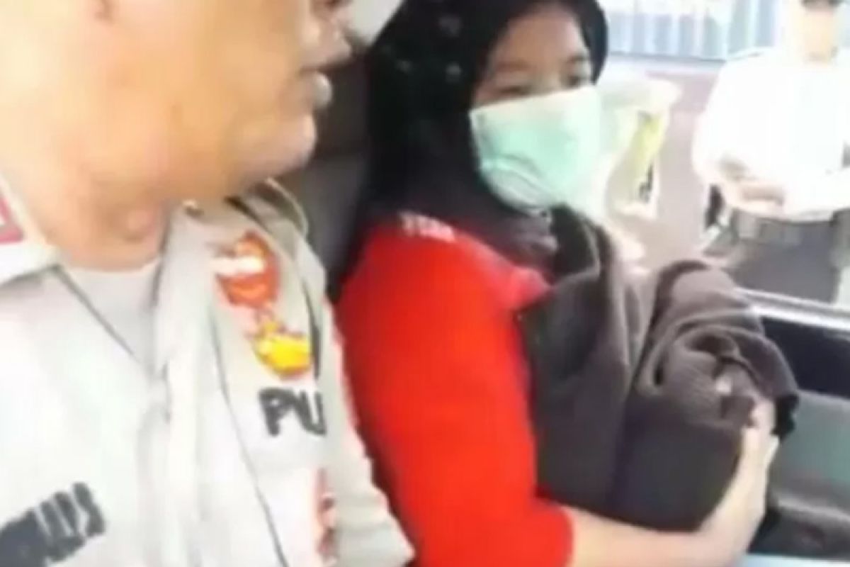 Gegara motor mogok, nenek ini jalan kaki gendong jenazah cucunya