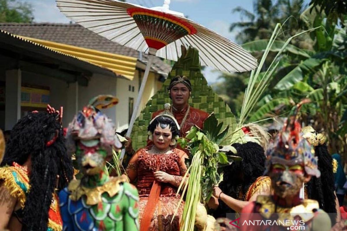 Telaah - Pernikahan dan budaya sub-urban masyarakat Magelang