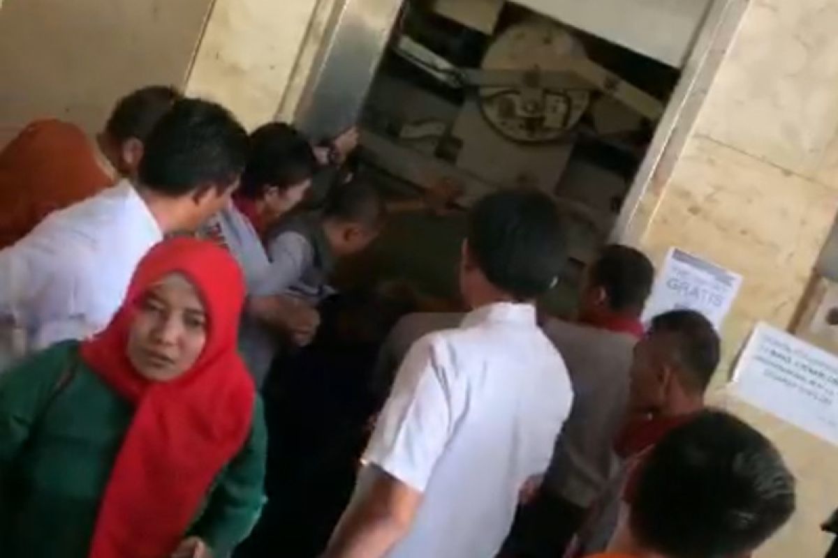 12 anggota PKK terjebak lift karena "overload"