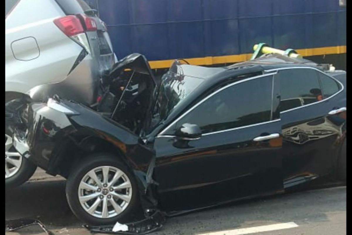 Tabrakan beruntun terjadi lagi. Kini di tol Jakarta-Merak