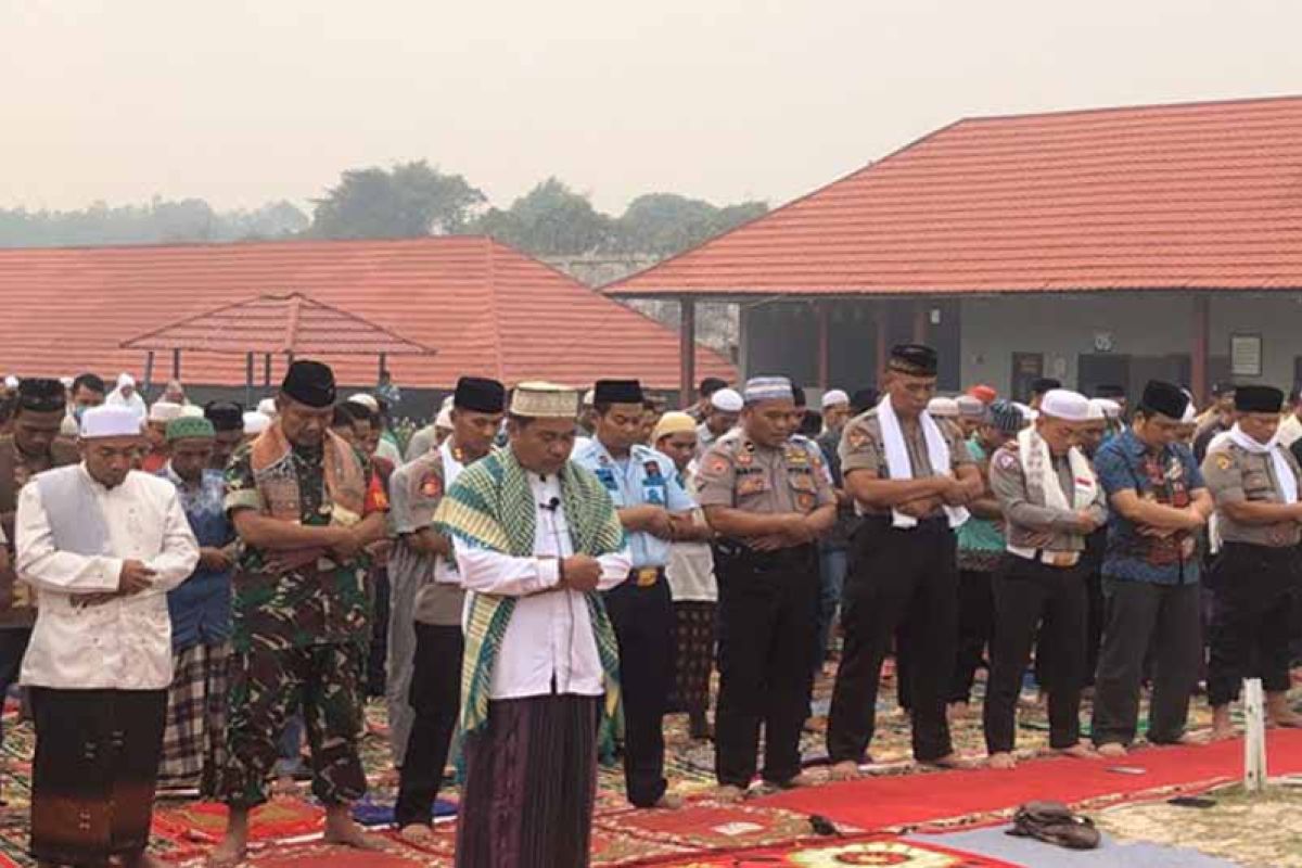 Ratusan warga binaan dan Polres Bartim Salat Istisqa