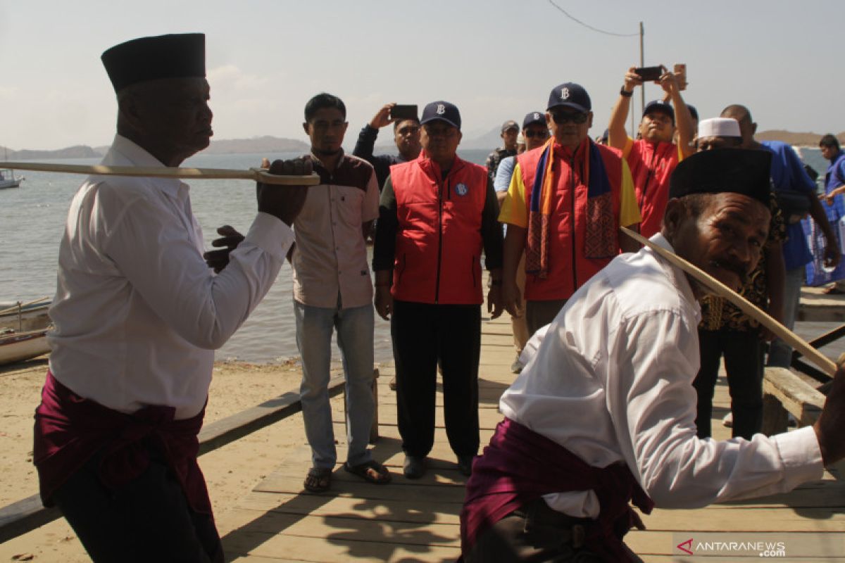 Ekspedisi Kas Keliling - Tim BI disambut tarian Manca di Pulau Komodo