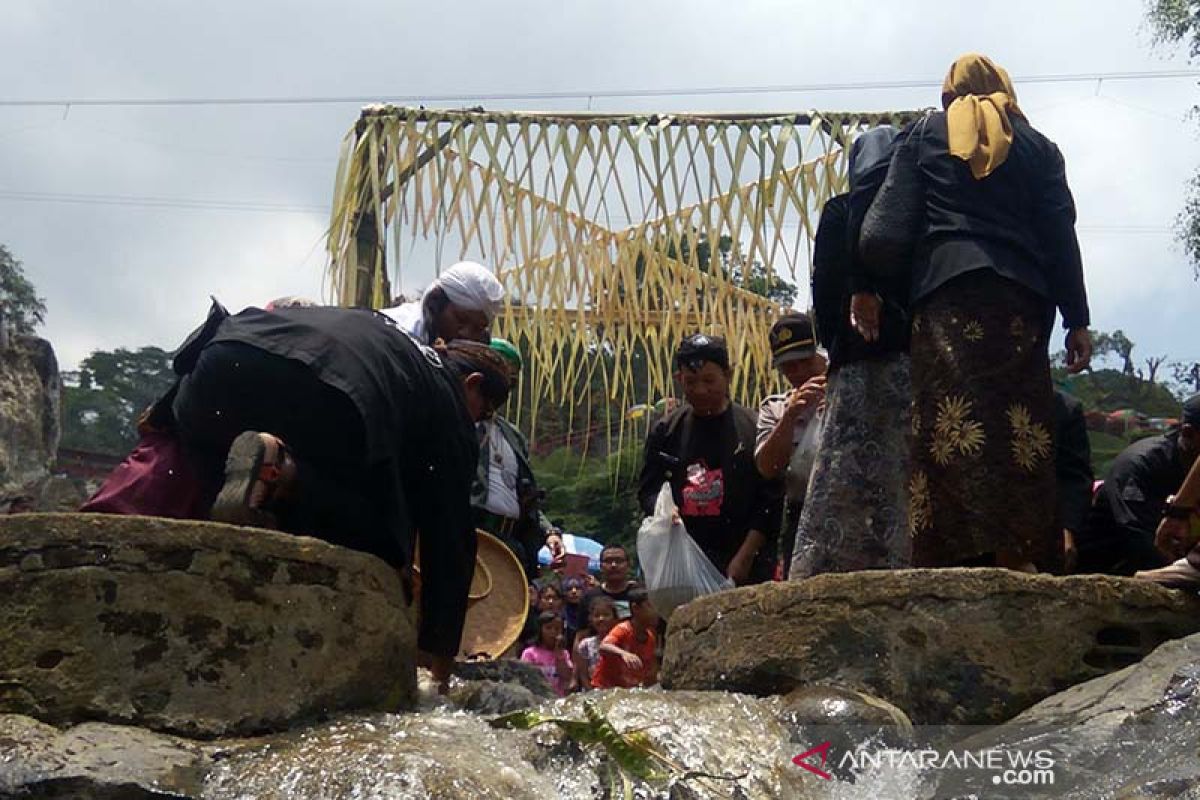 Warga-pelaku wisata gelar Grebeg Suran Baturraden