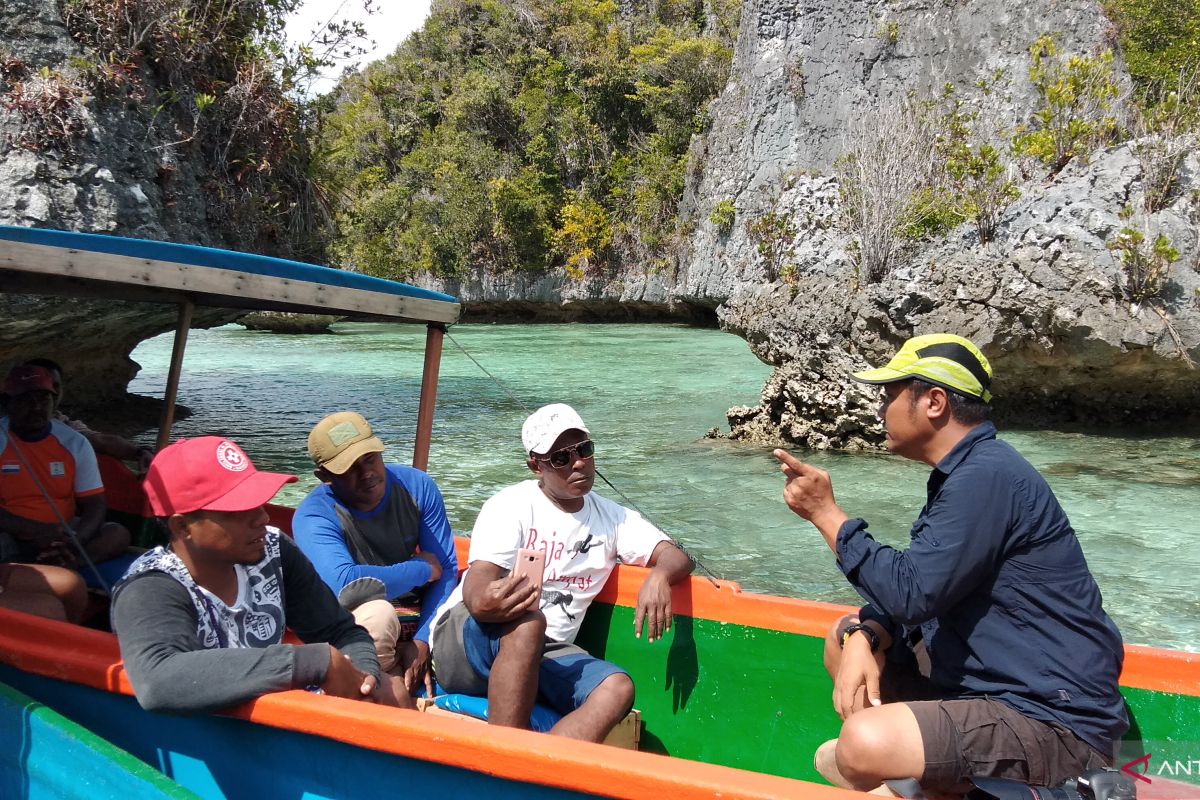 Pemandu wisata Misool praktik teknik memandu turis di Raja Ampat