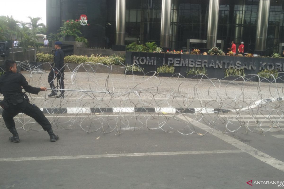 Kawat berduri dipasang di depan Gedung KPK, ada apa?