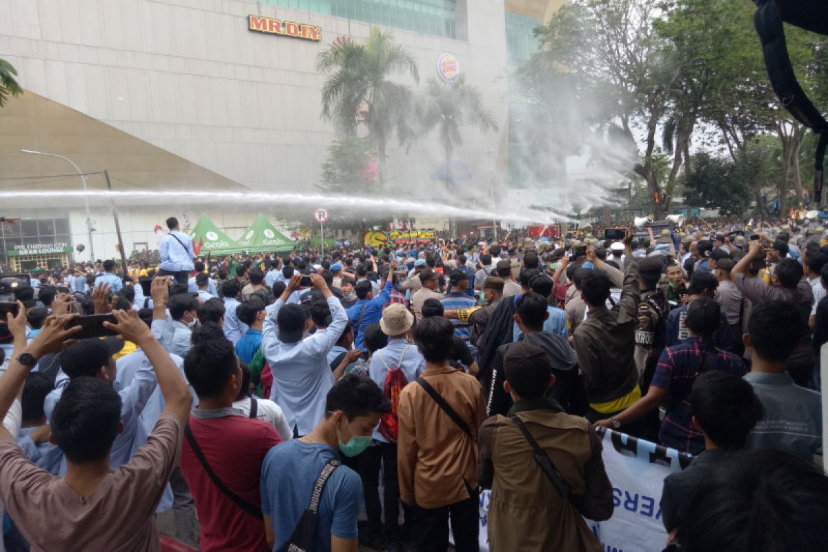 Setelah bentrok di Makassar, Demo mahasiswa di DPRD Sumsel juga ricuh