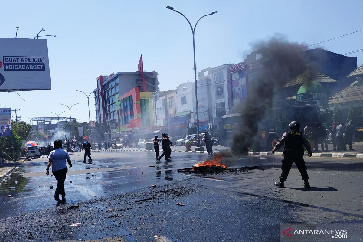 Mahasiswa Makassar bentrok dengan aparat