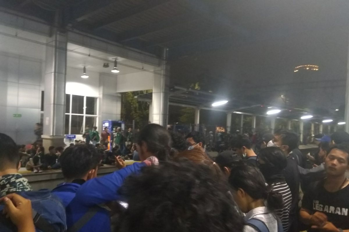 Demo mahasiswa - Massa masih berkerumun di Stasiun Palmerah