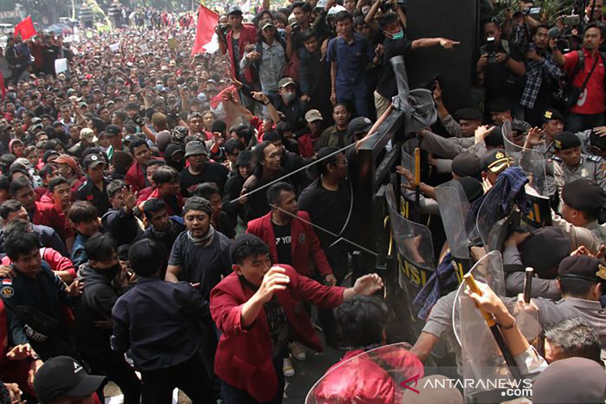 Dua polisi dan tiga pedemo terluka dalam demo mahasiswa