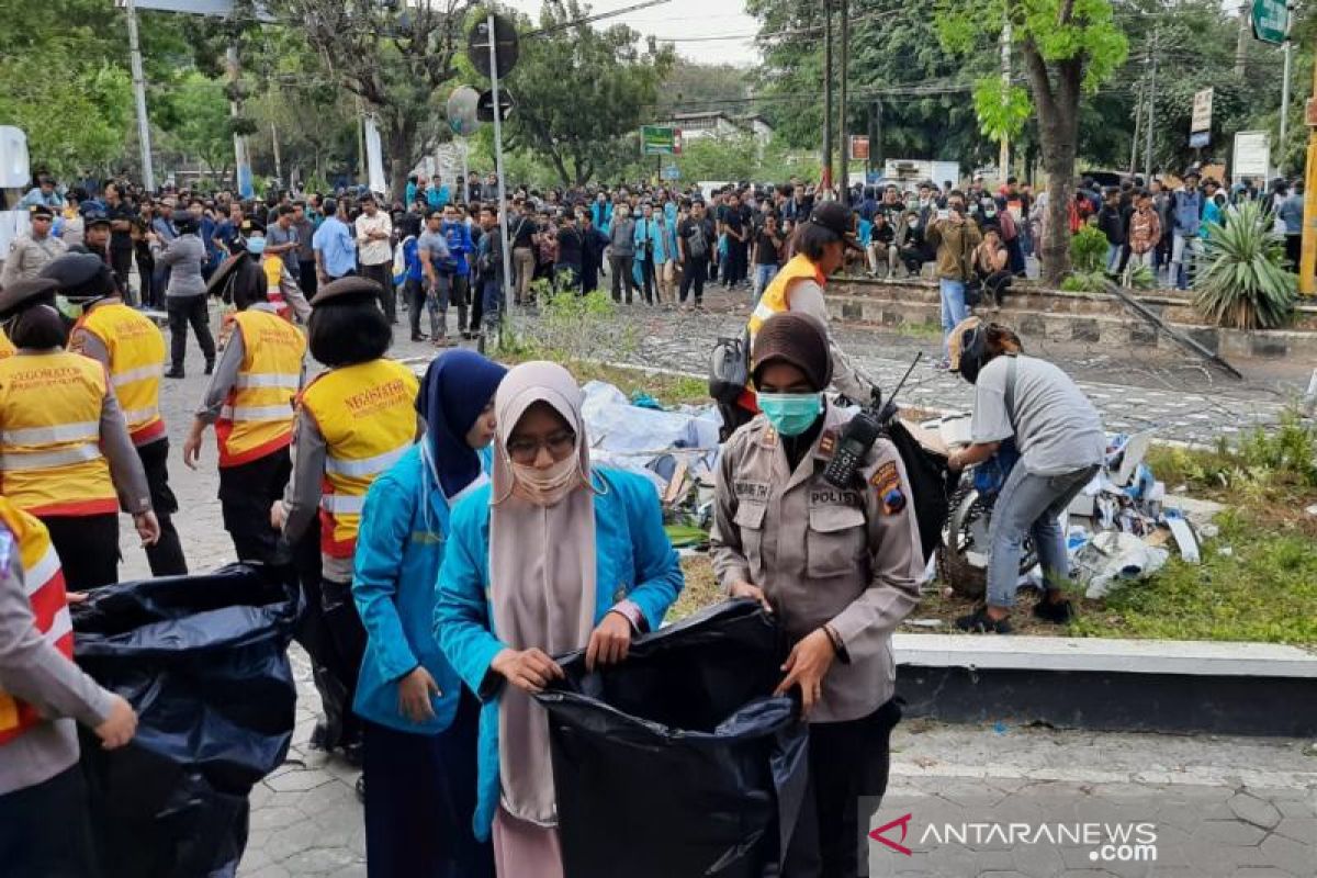 Usai demo, mahasiswa bersama polisi punguti sampah