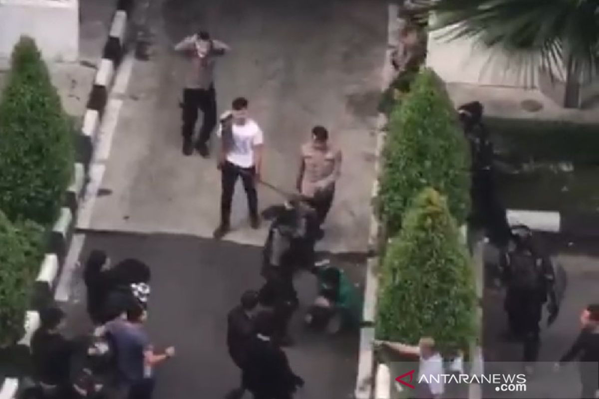 Polisi menyelidiki personel pukuli mahasiswa di Medan