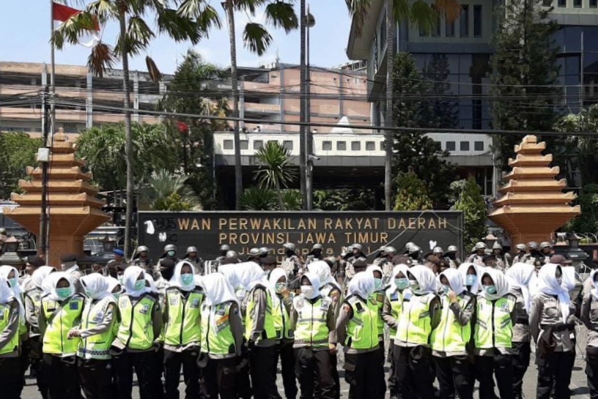 Pasukan Polwan "Asmaul Husna" disiagakan dinginkan demo