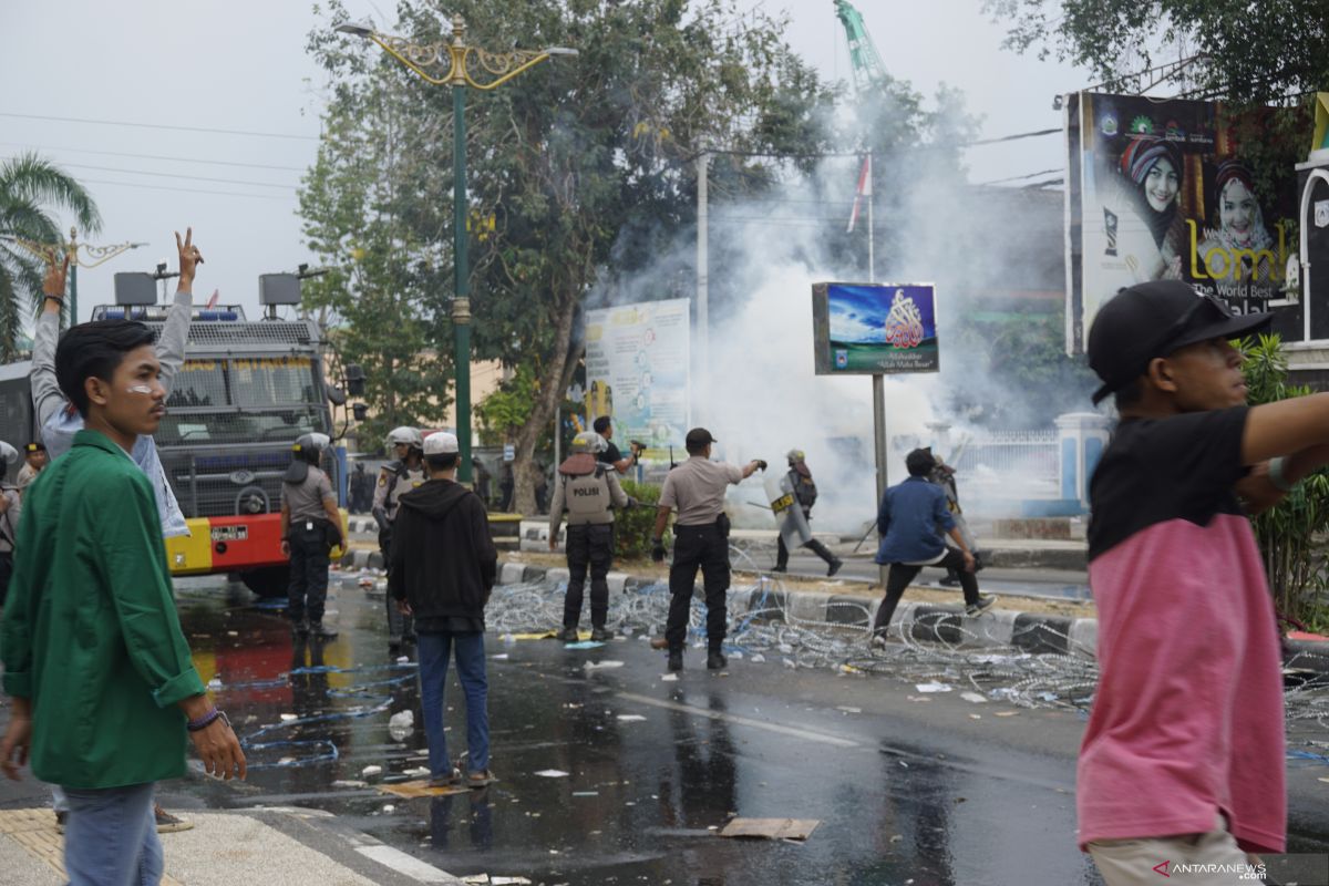 Pelajar STM ikut demo bareng mahasiswa di depan DPRD NTB