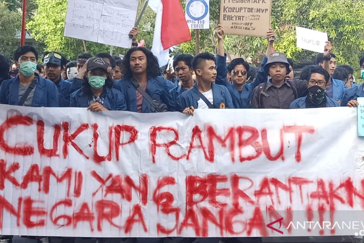 Ribuan mahasiswa "long march" ke gedung DPRD NTB