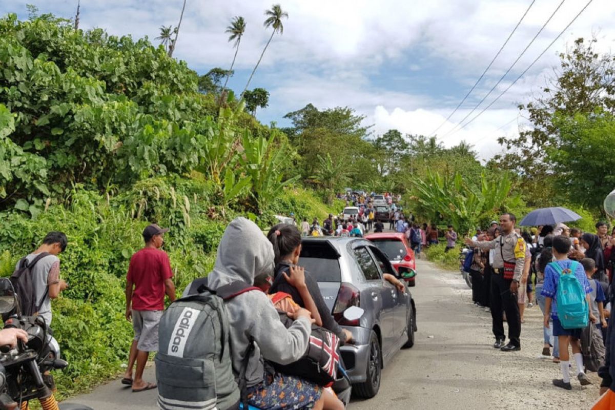 Ambon  diguncang 54 kali gempa susulan