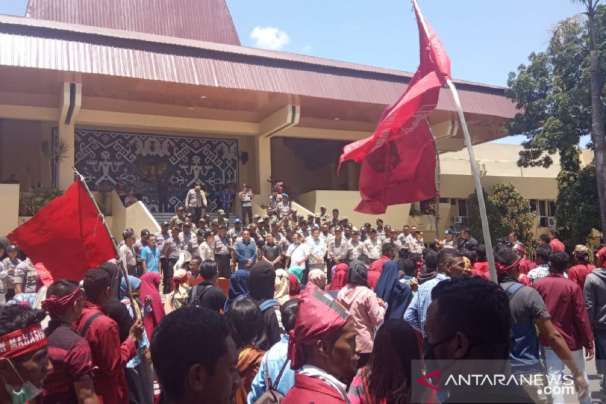 Mahasiswa desak DPRD NTT sampaikan tuntutan mereka ke Jakarta