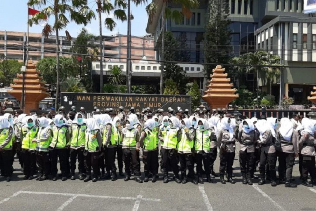 Dinginkan demo DPRD Surabaya, Polda Jatim terjunkan pasukan Asmaul Husna