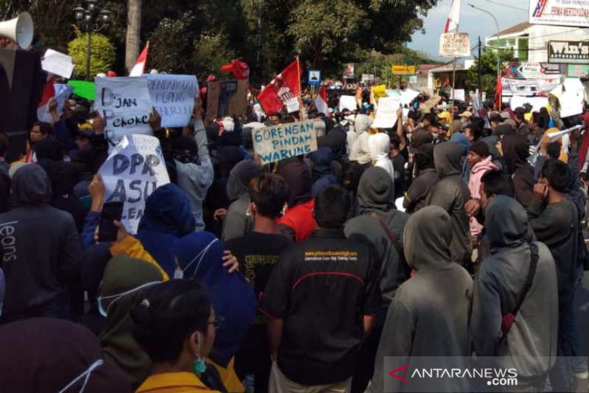 Ribuan mahasiswa dan pelajar demo di DPRD Kota Magelang