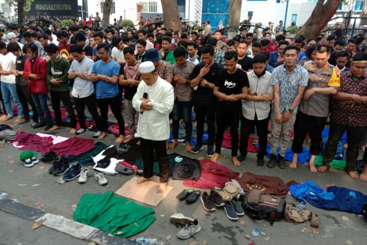 Polisi dan peserta demo Salat Ashar berjamaah di jalan