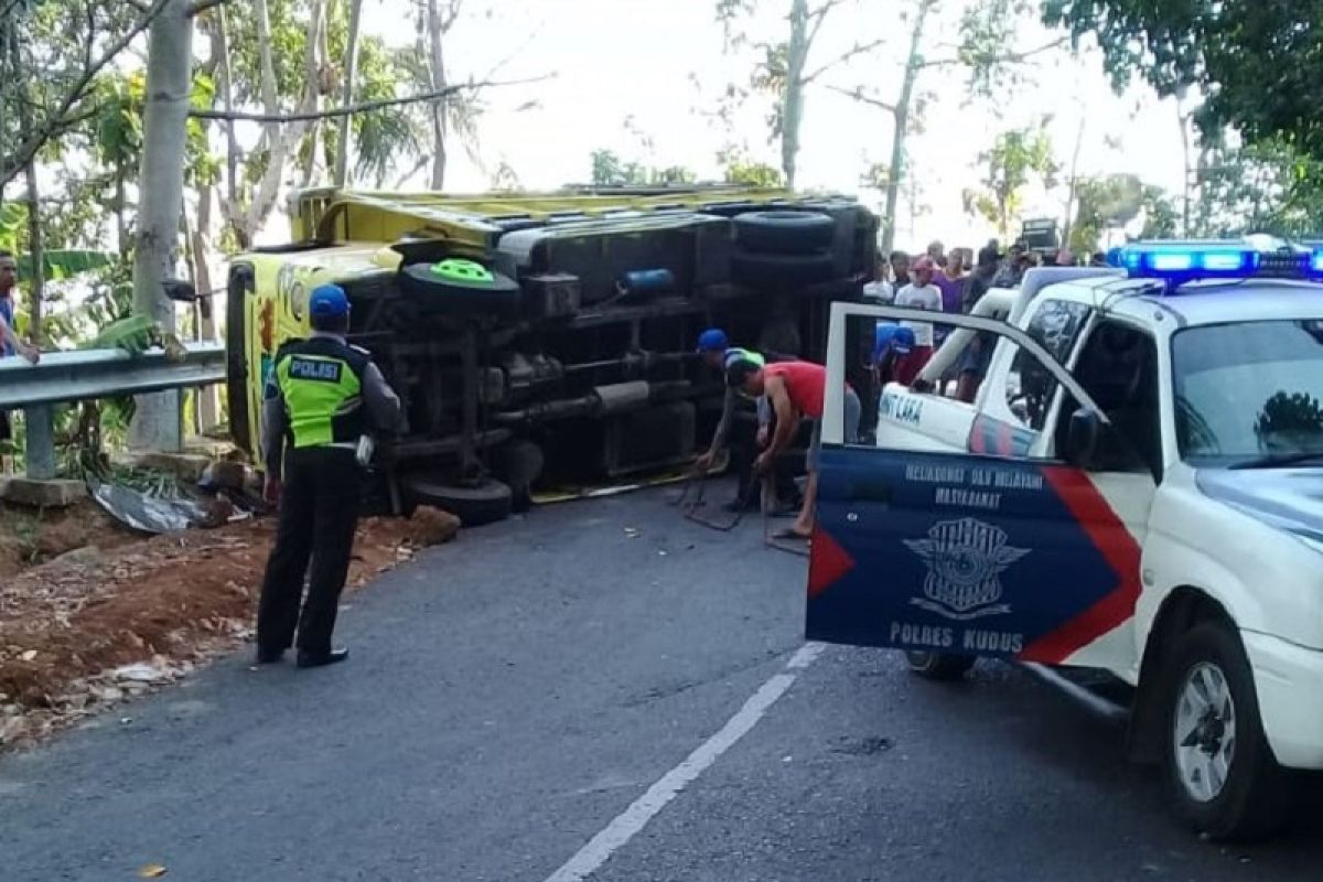 Truk pengangkut puluhan peziarah terguling di Kudus