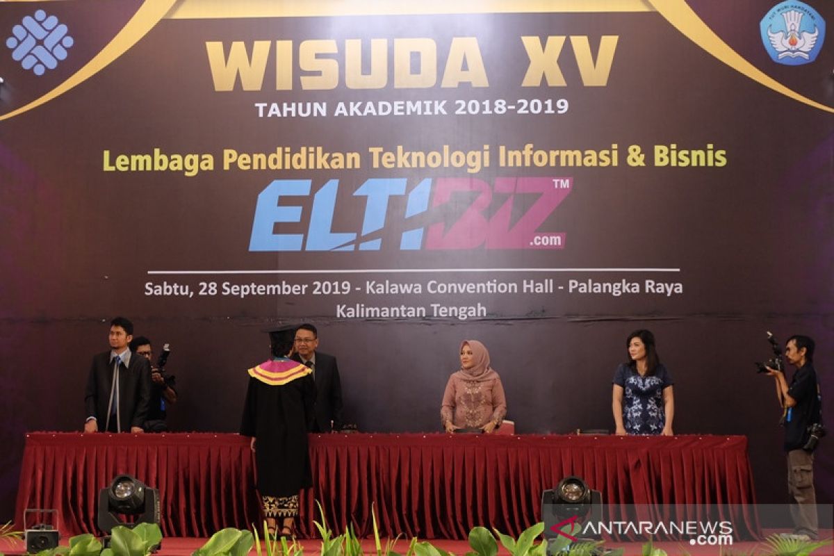 227 lulusan ELTIBIZ Palangka Raya-Banjarmasin diwisuda