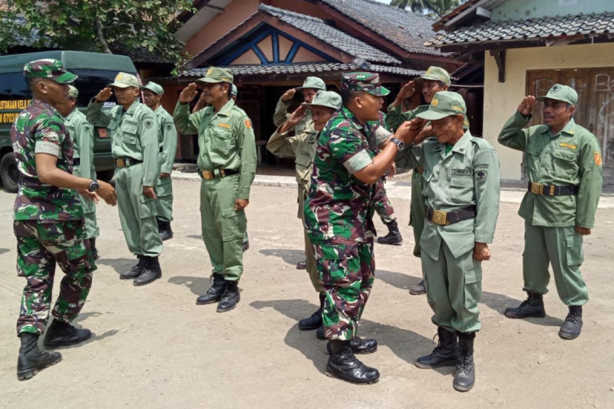 Pra-TMMD, TNI latih linmas baris berbaris