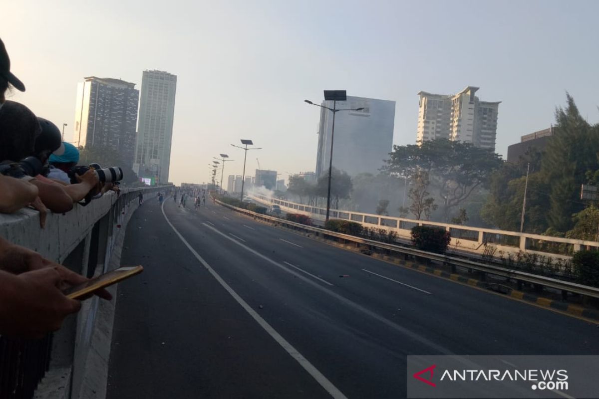 Pedemo masuk tol, petugas tembakkan gas air mata