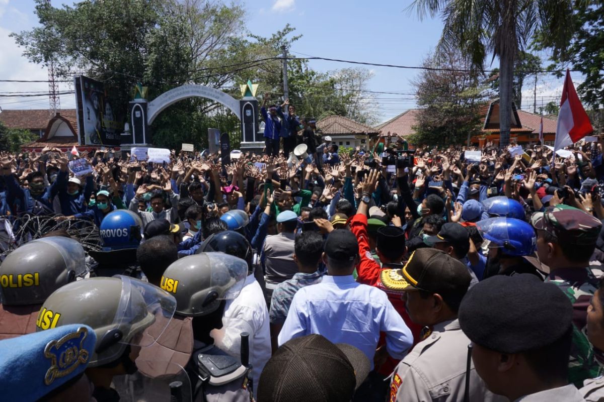 Mahasiswa bersama rakyat unjuk rasa di depan DPRD NTB