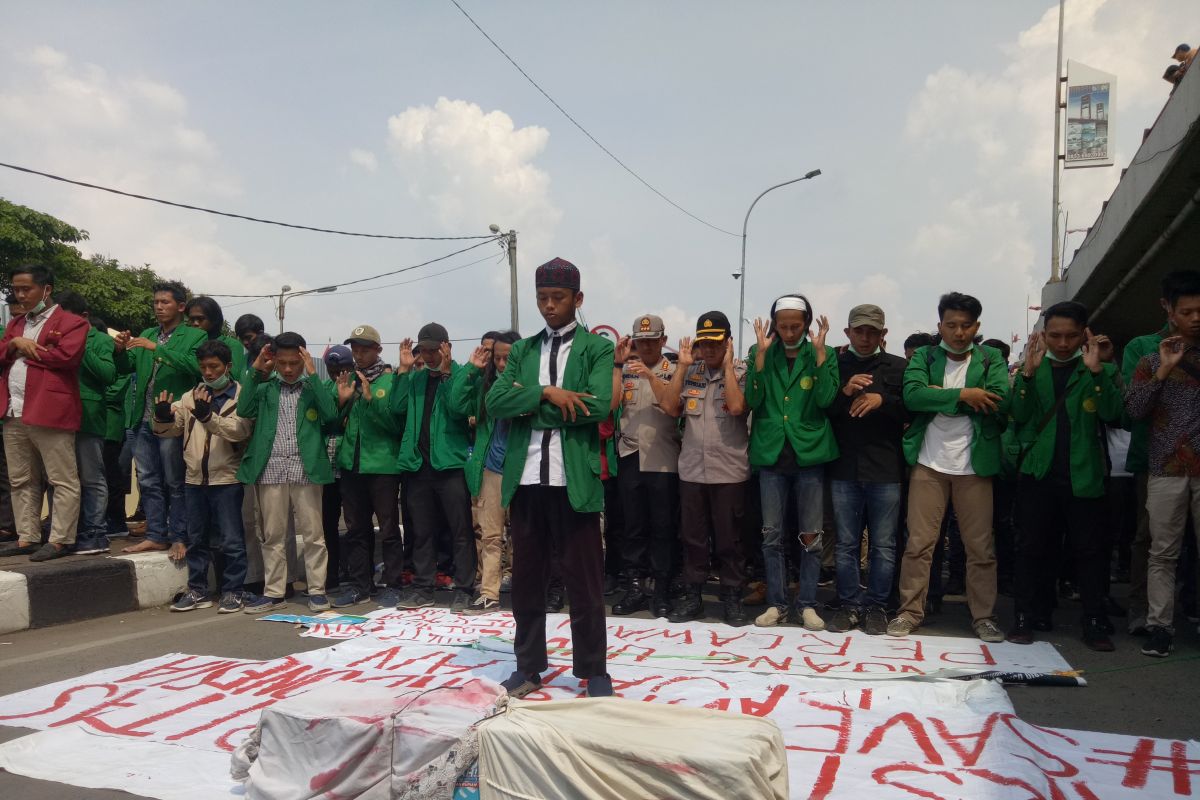 Mahasiswa UM  Palembang shalat ghaib di depan Mapolda