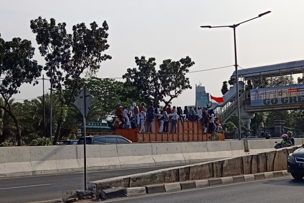 Tiga truk mengangkut siswa SMA menuju DPR