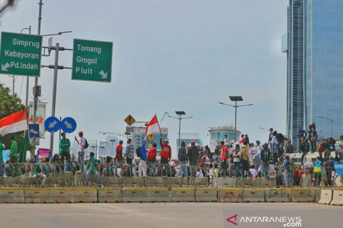 Massa pelajar mulai padati Flyover Slipi hendak menuju DPR