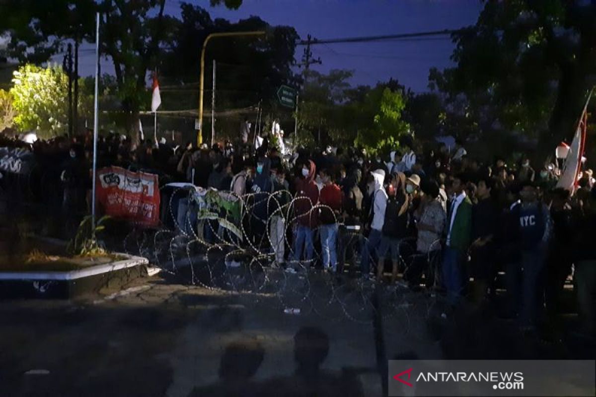 Pengunjuk rasa di DPRD Surakarta lakukan aksi lempar batu