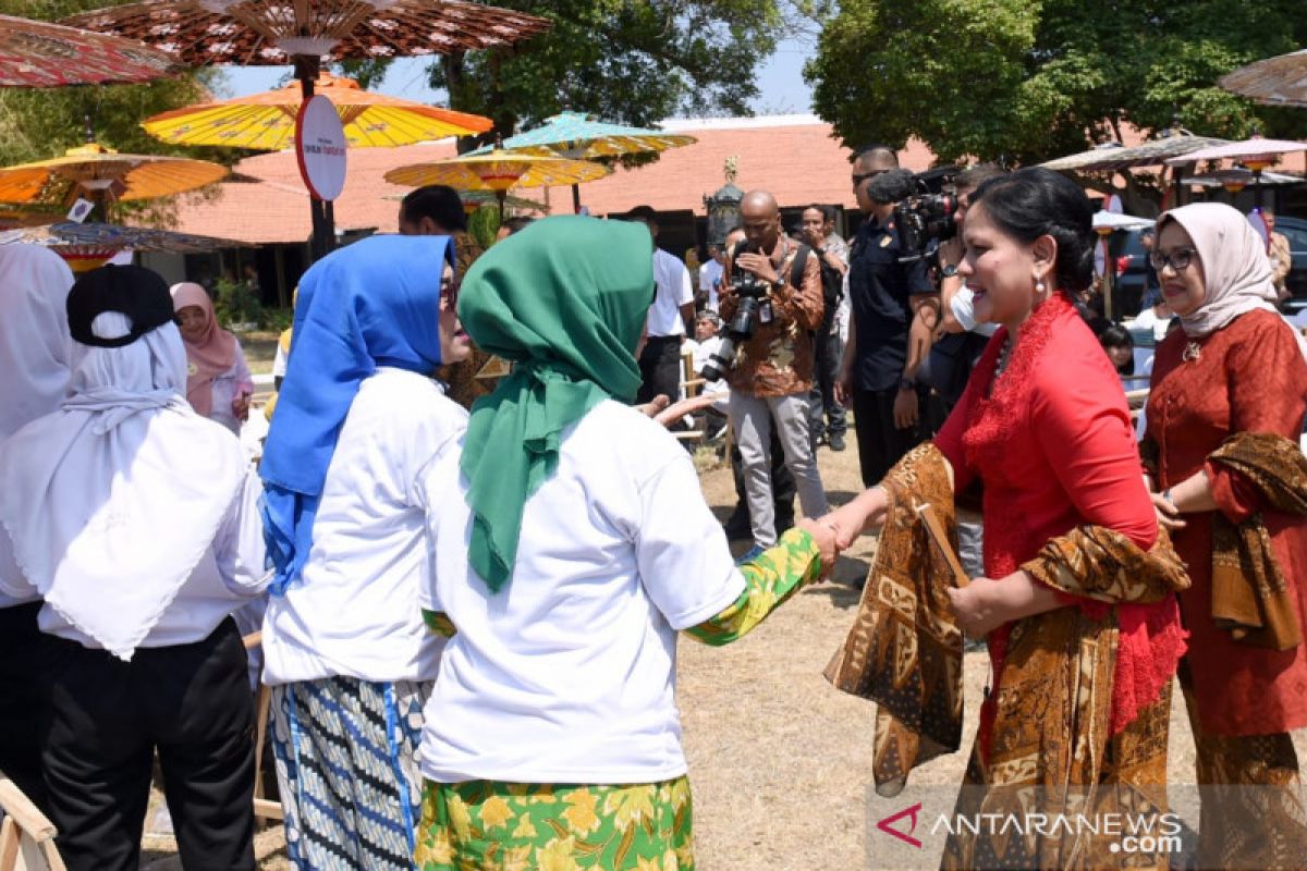 "Selamat ulang tahun, Bu Iriana"