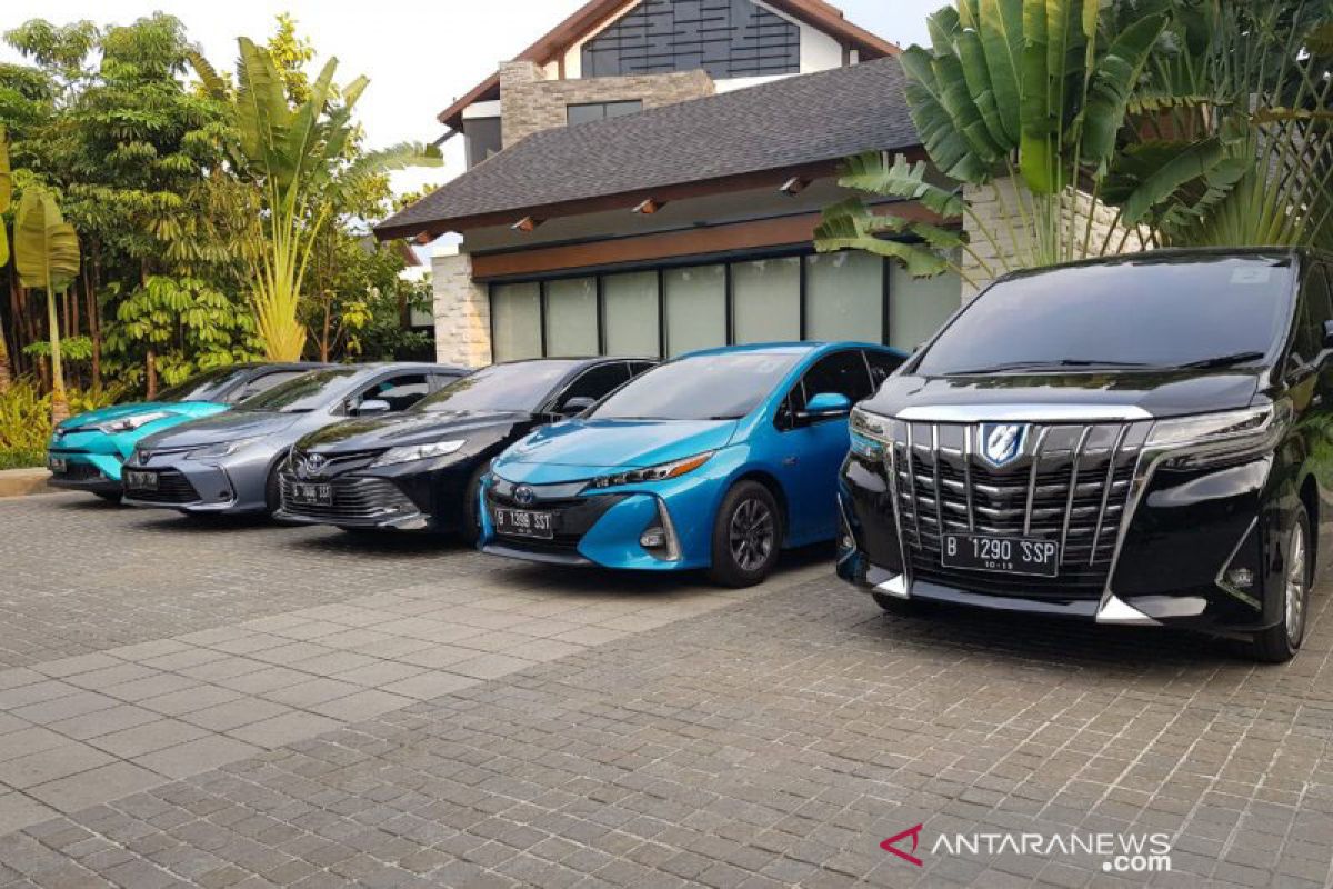 Sedan Crown Hybrid  untuk mobil menteri dipesan lagi