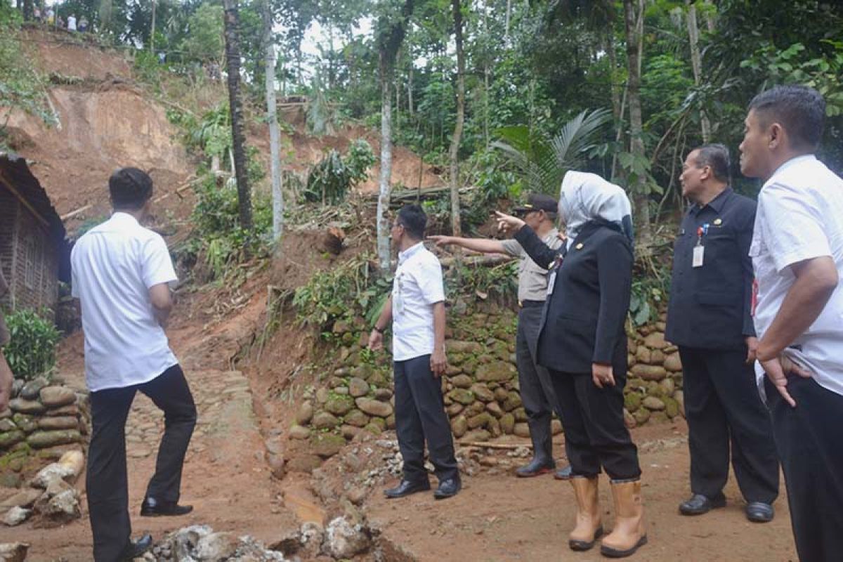 Waspadai longsor, masyarakat diimbau segera tutup rekahan tanah