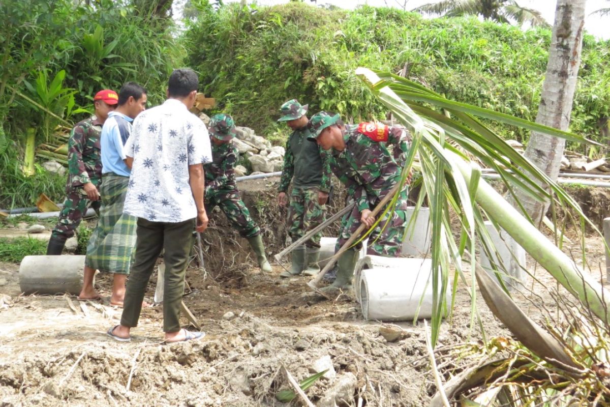 Satgas TMMD bangun jalan penghubung dusun di Lombok Tengah