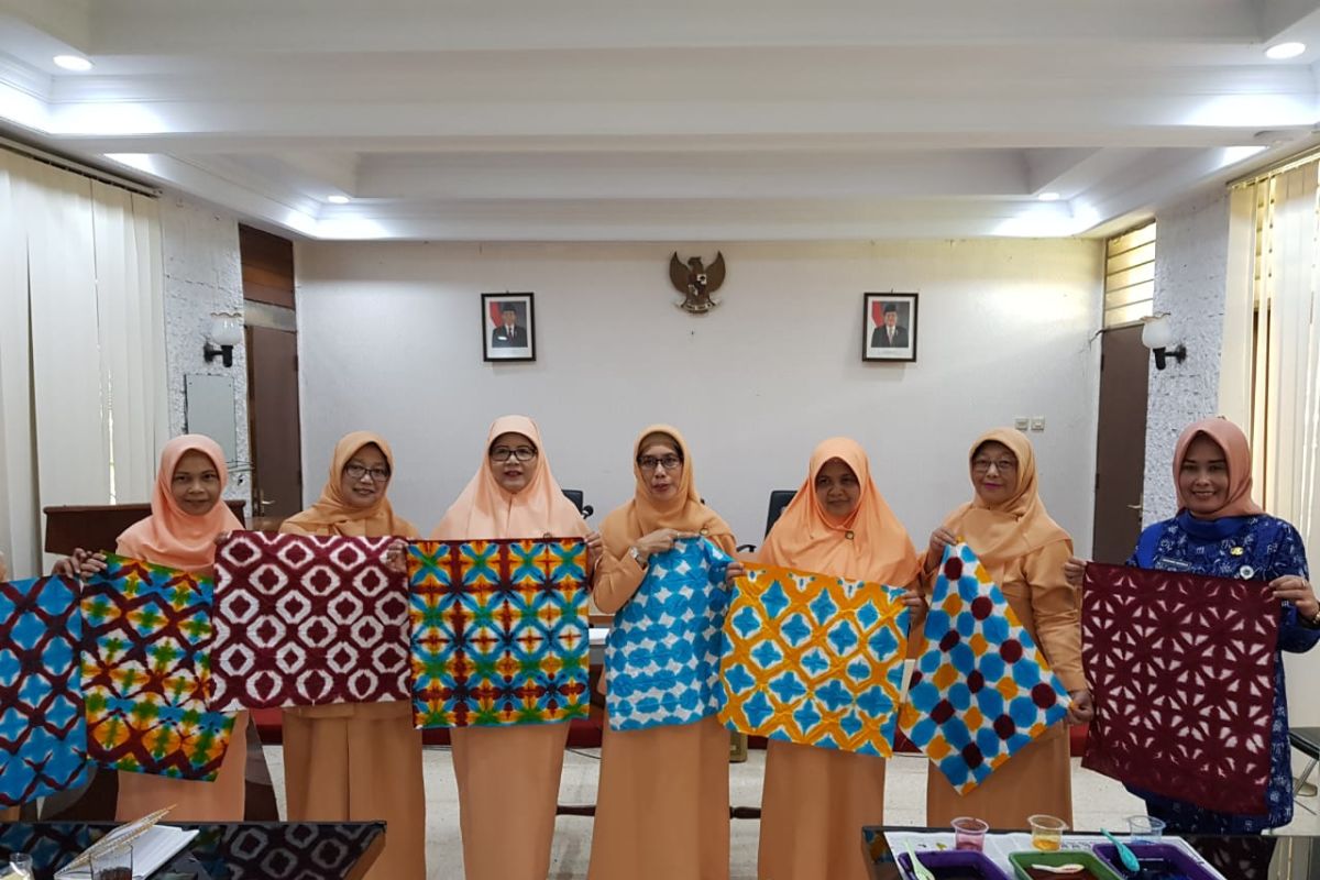 Tambah keterampilan, anggota Dharma Wanita Kota Magelang ikuti pelatihan membatik