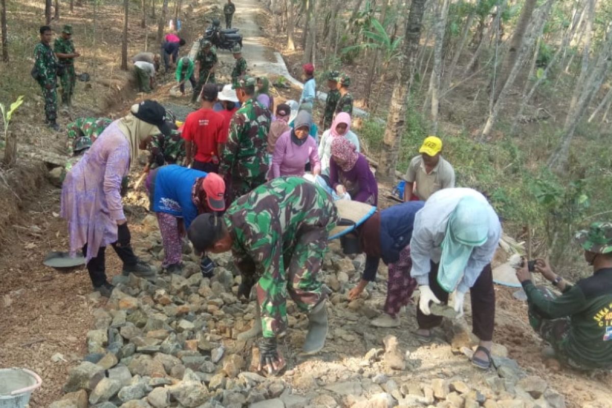 TMMD Cilacap, warga terjun bantu mengaspal jalan