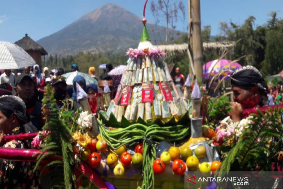 Warga Liyangan sambut panen tembakau dengan gelar kirab budaya