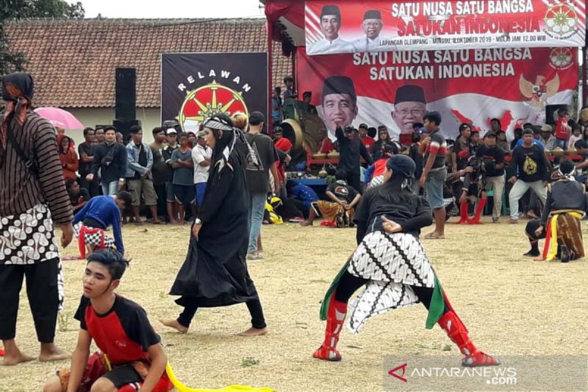 Atraksi "Mendem Jokowi" oleh ratusan seniman "ebeg" di Banyumas