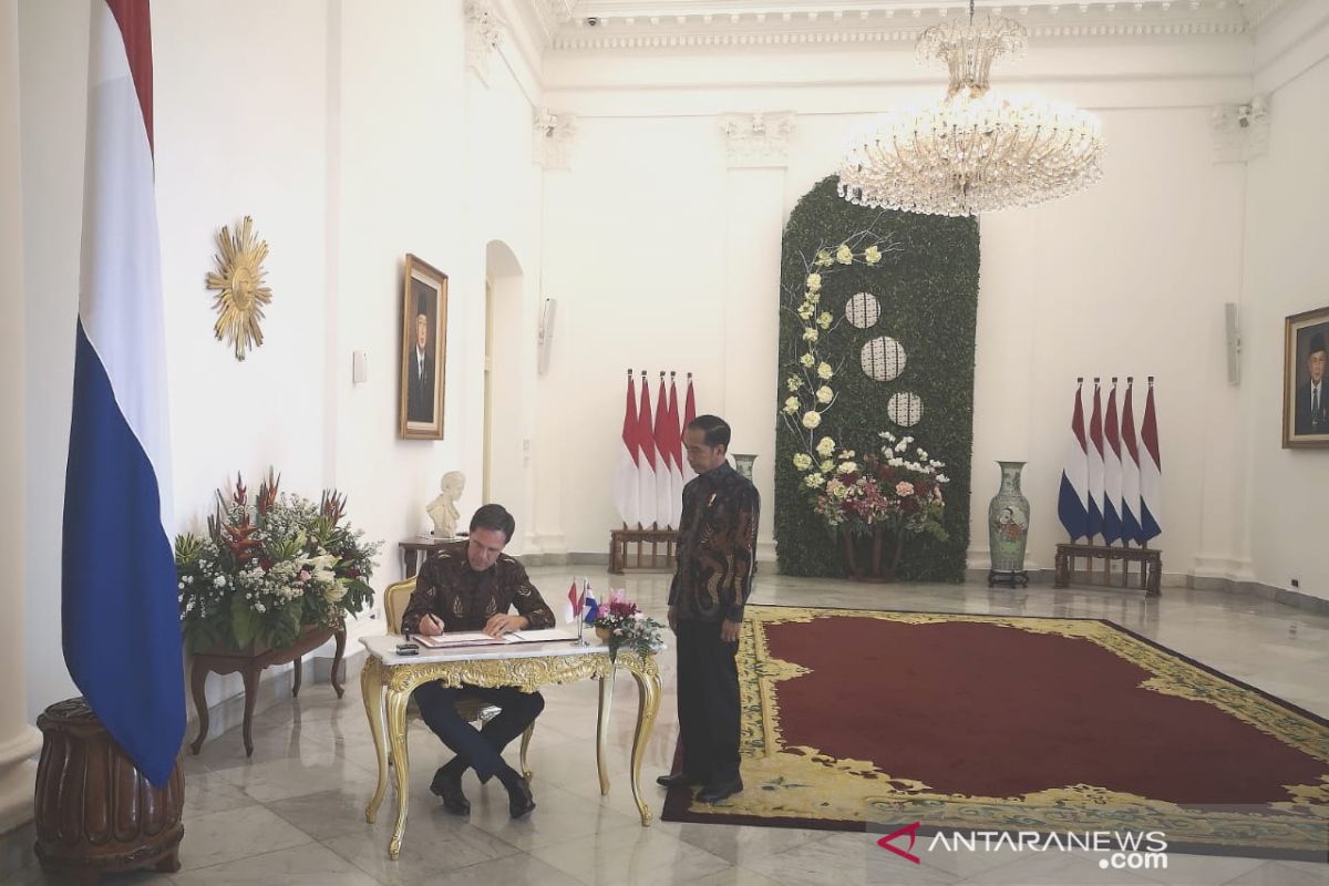 Jokowi and Rutte dress in batik clothing for meeting