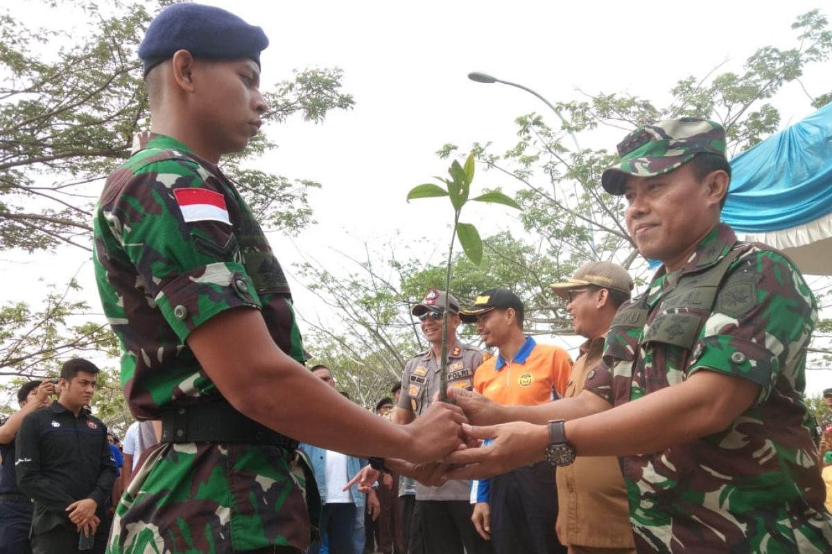 Lanal Dumai turut menanam 4.500 mangrove pecahkan rekor MURI