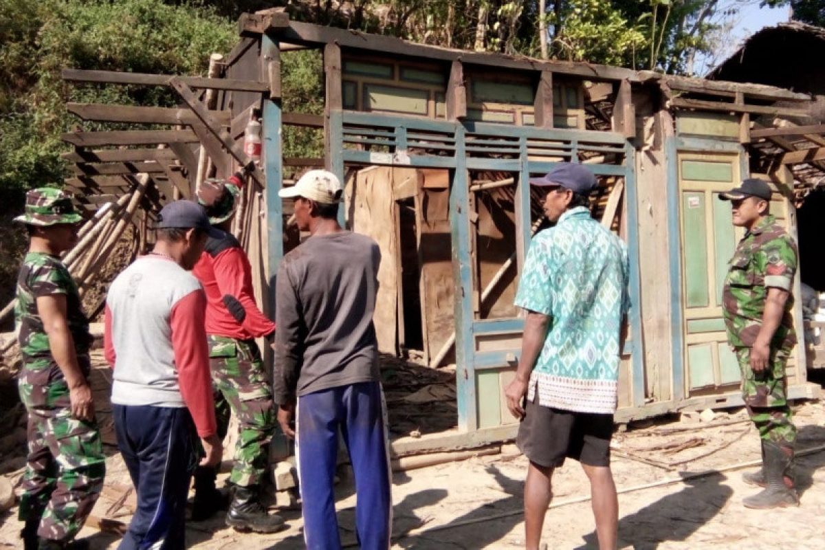 Kodim Jepara bantu perbaikan 15 rumah warga