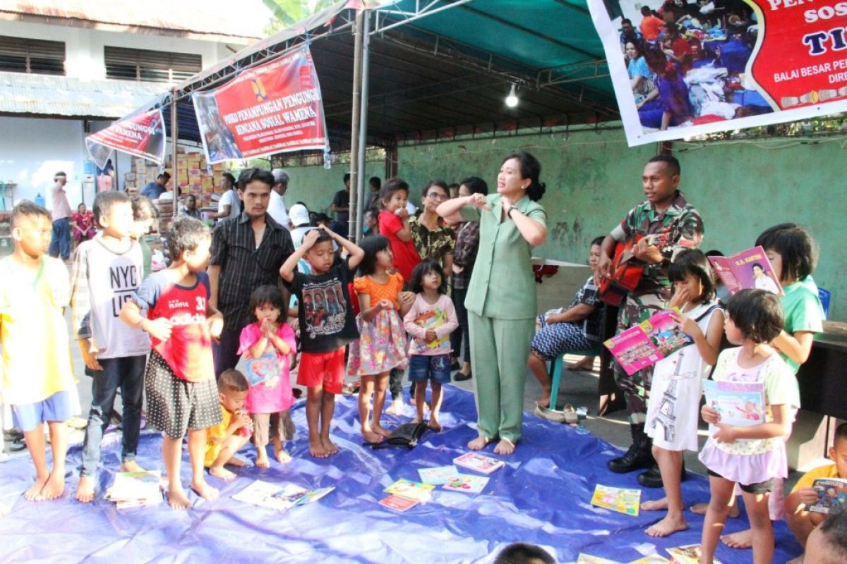 Persit Korem 172/PWY ajak anak-anak korban kerusuhan bermain dan bernyanyi