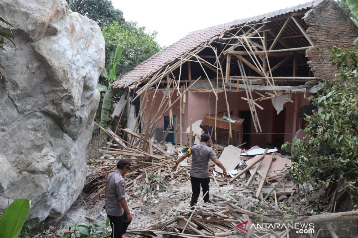 Aktivitas pertambangan gunakan bahan peledak, akibatkan rumah dan sekolah ambruk