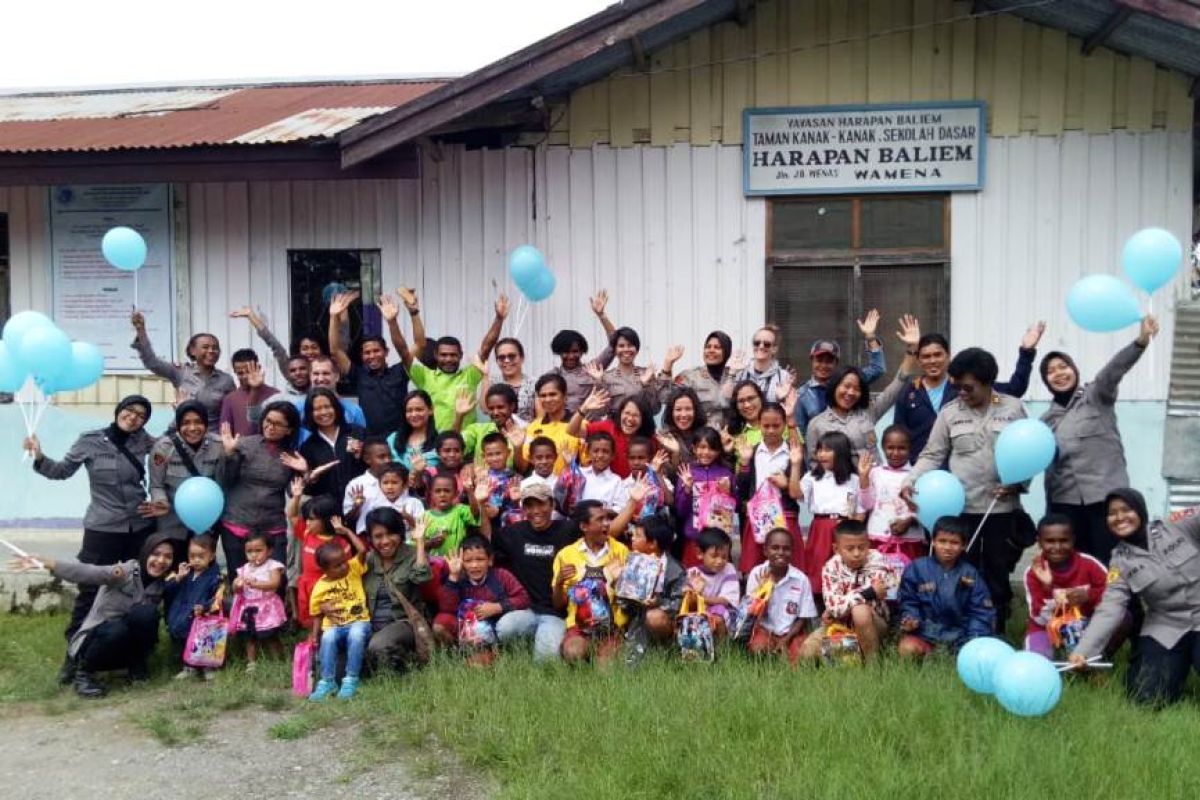 Polda Papua beri pemulihan trauma kepada guru dan anak-anak