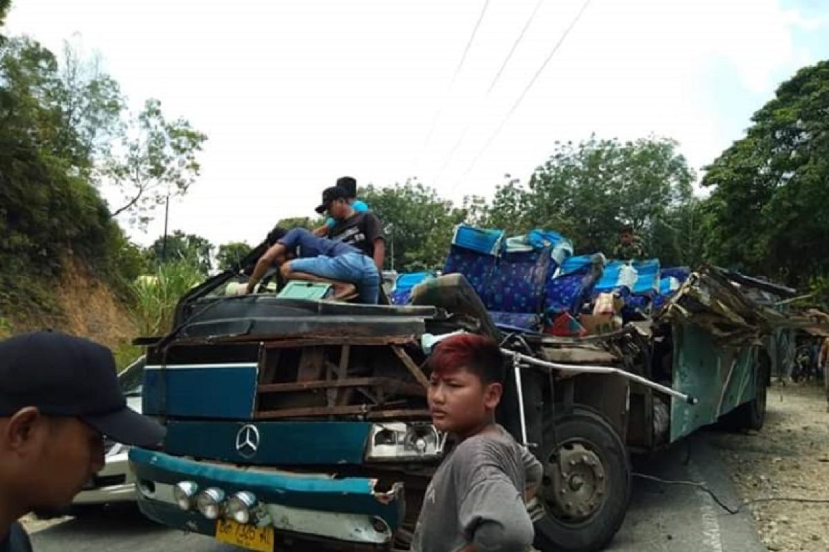 Enam orang tewas saat kecelakaan bus maut di Kuantan Singingi