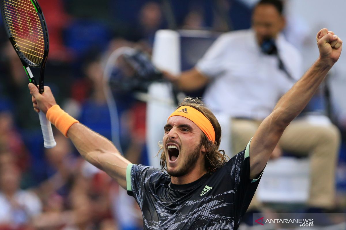 Tsitsipas tundukan Medvedev di laga pertama London